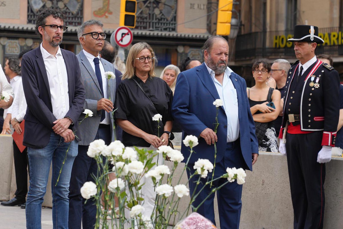 Hace ocho años, el terrorismo yihadista golpeó el corazón de Barcelona en La Rambla. 

Hoy hemos recordado a las víctimas y hemos renovado nuestro apoyo a sus familias.