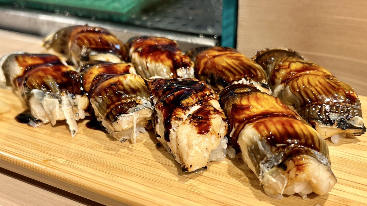 都内の煮穴子の名店が千駄木『乃池』。とろける穴子寿司は、過去イチ柔らかくて口の中でとろけた…煮穴子が好きすぎる…