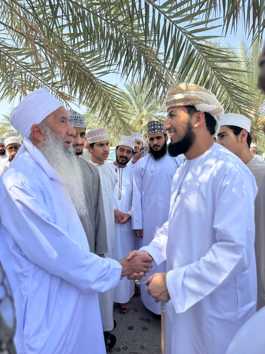 FATEHON's tweet photo. #سلطنة_عُمان
خلال لقائنا سماحة الشيخ العلامة المربي الوقور حمود الصوافي ، والذي بالغ في إكرامنا بما لا تفي به الكلمات وآثرنا على نفسه في عقد مجلس علمي بعدد من ضيوفه وتلامذته متنازلا عن حقه في المجلس لصالحنا فجزاه الله عنا خيراً. https://t.co/ujOlMwk30V