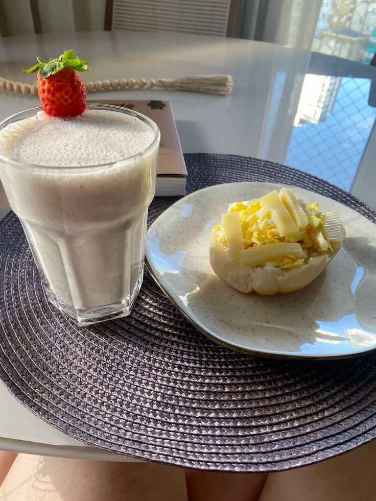 bom dia gente! domingou com meu namorado, a pessoa que mais amo nesse mundo e um café da manhã delícia, acho que sou uma pessoa extremamente feliz.