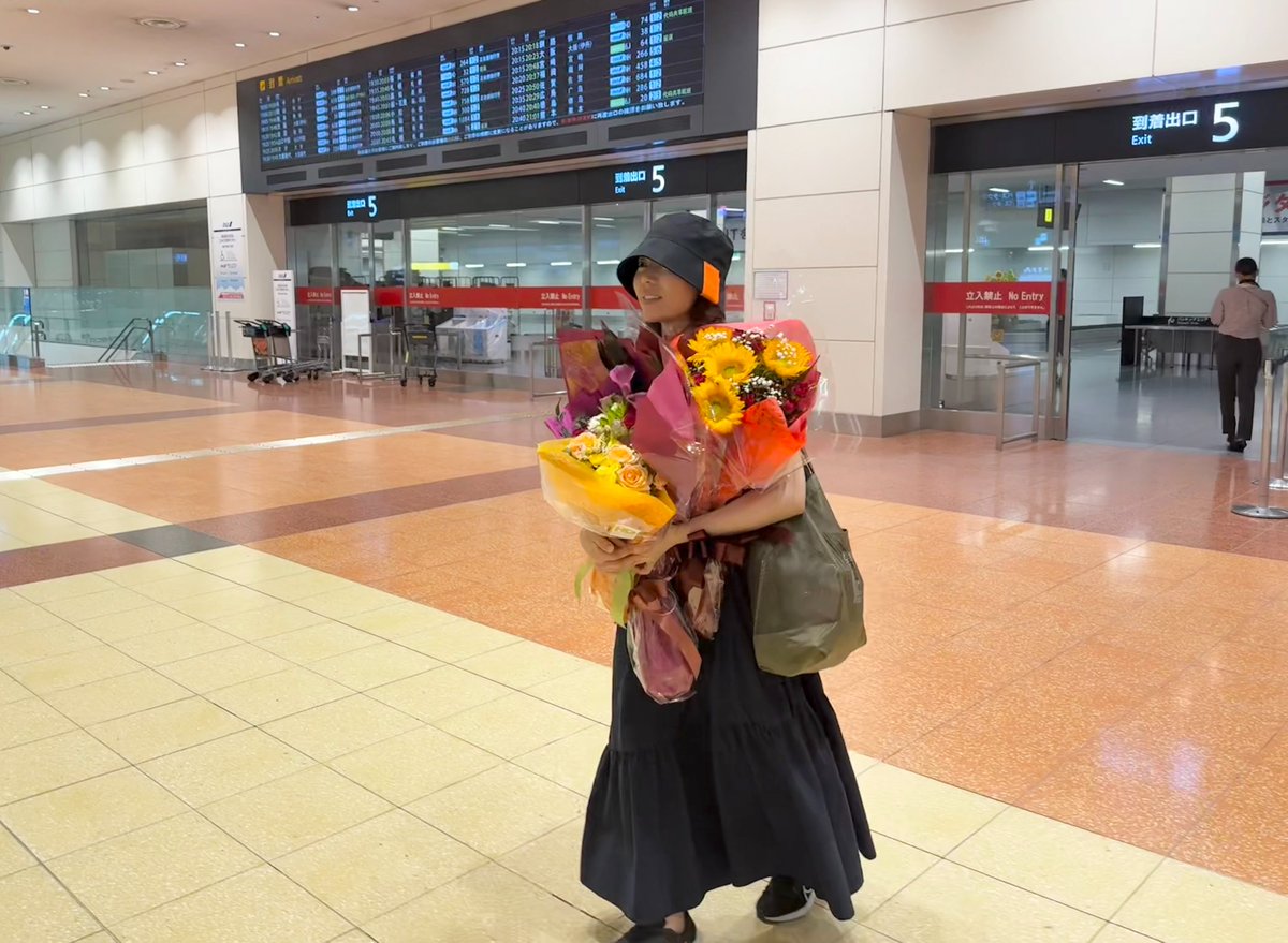 hanzakiyoshiko's tweet photo. 東京着！
秋田県いとく大館ショッピングセンターへご来場いただいた皆さま、本当に有難うございました！1年ぶりにまた帰ることができ、お客さまやスタッフの方、司会の酒井茉耶さんの涙にまた落涙でした。余韻のままに夏ライブ終えて帰ると家の中でコオロギが鳴いていて、秋に呼ばれているようです。 https://t.co/8jRAASxe0W