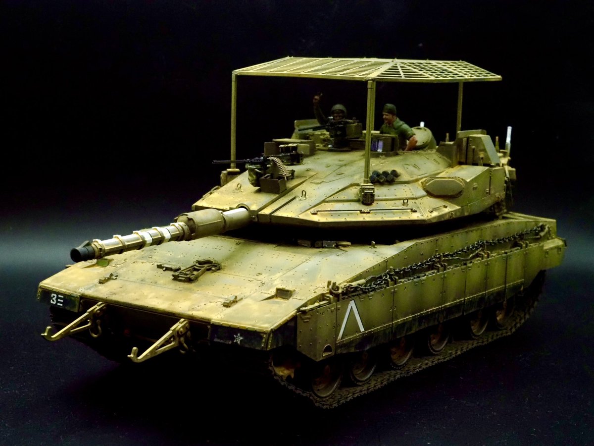 FuwakuT's tweet image. 半年、組んだまま放置していたメルカバMk.4Mを完成させました。
鳥カゴ付きで、イマっぽさ満開！
今回は砂漠の砂嵐感を強めに。
にしても、メルカバは何個作ってもいいですね。

#プラモデル
#MERKAVA
#MENGMODEL
#新作