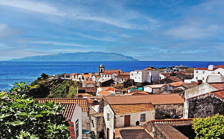 PtTravelGuide's tweet image. Who can resist the idyllic setting of this charming seaside town in the Azores?
portugaltravelguide.com/vila-do-corvo/