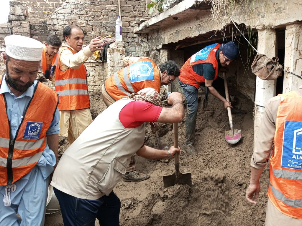 MubsharSafeer's tweet image. ان کے زخموں پر مرہم آپ کا تعاون ہے، مصیبت زدہ دلوں کو سہارا دیں، الخدمت کے ساتھ کھڑے ہوں۔
#AlkhidmatFloodResponse