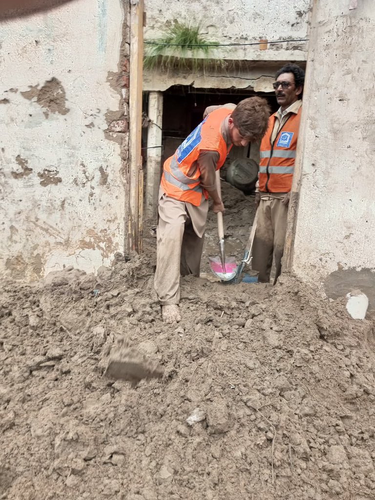 MubsharSafeer's tweet image. ان کے زخموں پر مرہم آپ کا تعاون ہے، مصیبت زدہ دلوں کو سہارا دیں، الخدمت کے ساتھ کھڑے ہوں۔
#AlkhidmatFloodResponse