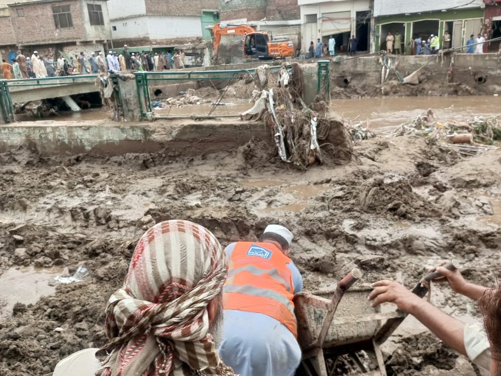 MubsharSafeer's tweet image. ان کے زخموں پر مرہم آپ کا تعاون ہے، مصیبت زدہ دلوں کو سہارا دیں، الخدمت کے ساتھ کھڑے ہوں۔
#AlkhidmatFloodResponse