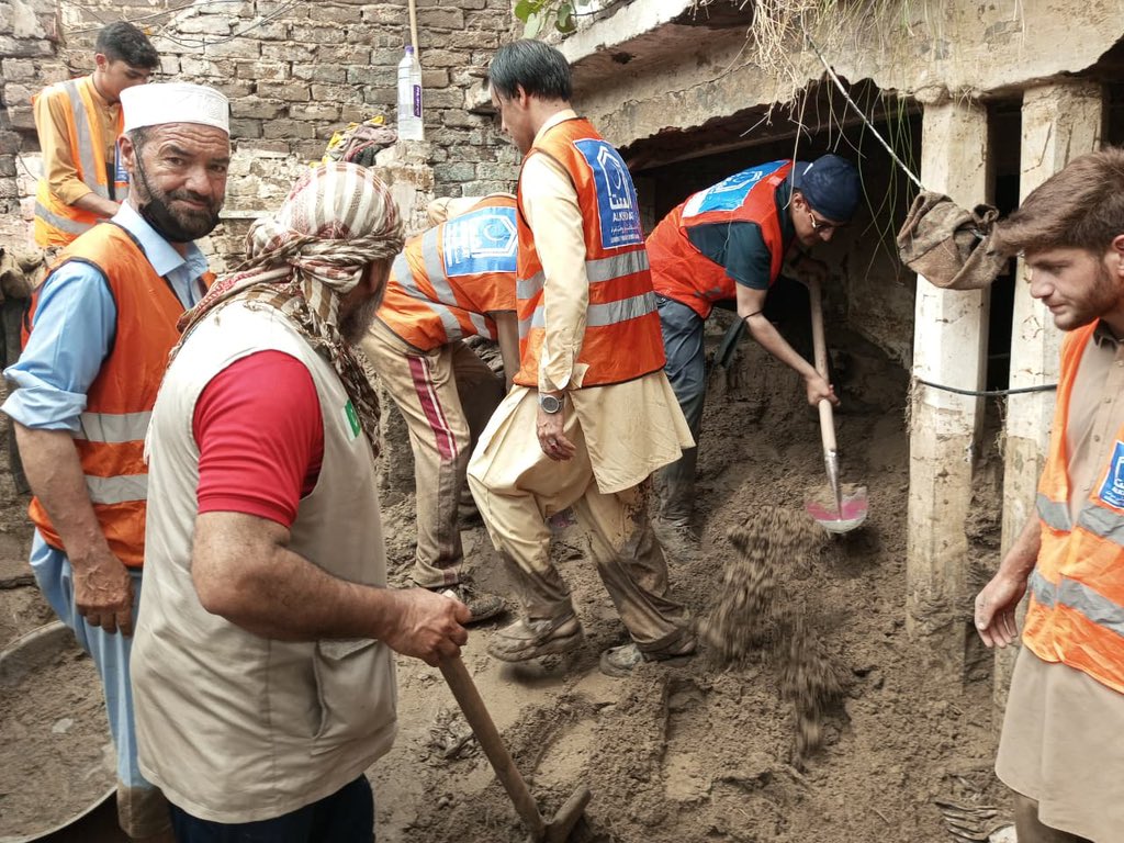 ان کے زخموں پر مرہم آپ کا تعاون ہے، مصیبت زدہ دلوں کو سہارا دیں، الخدمت کے ساتھ کھڑے ہوں۔
#AlkhidmatFloodResponse