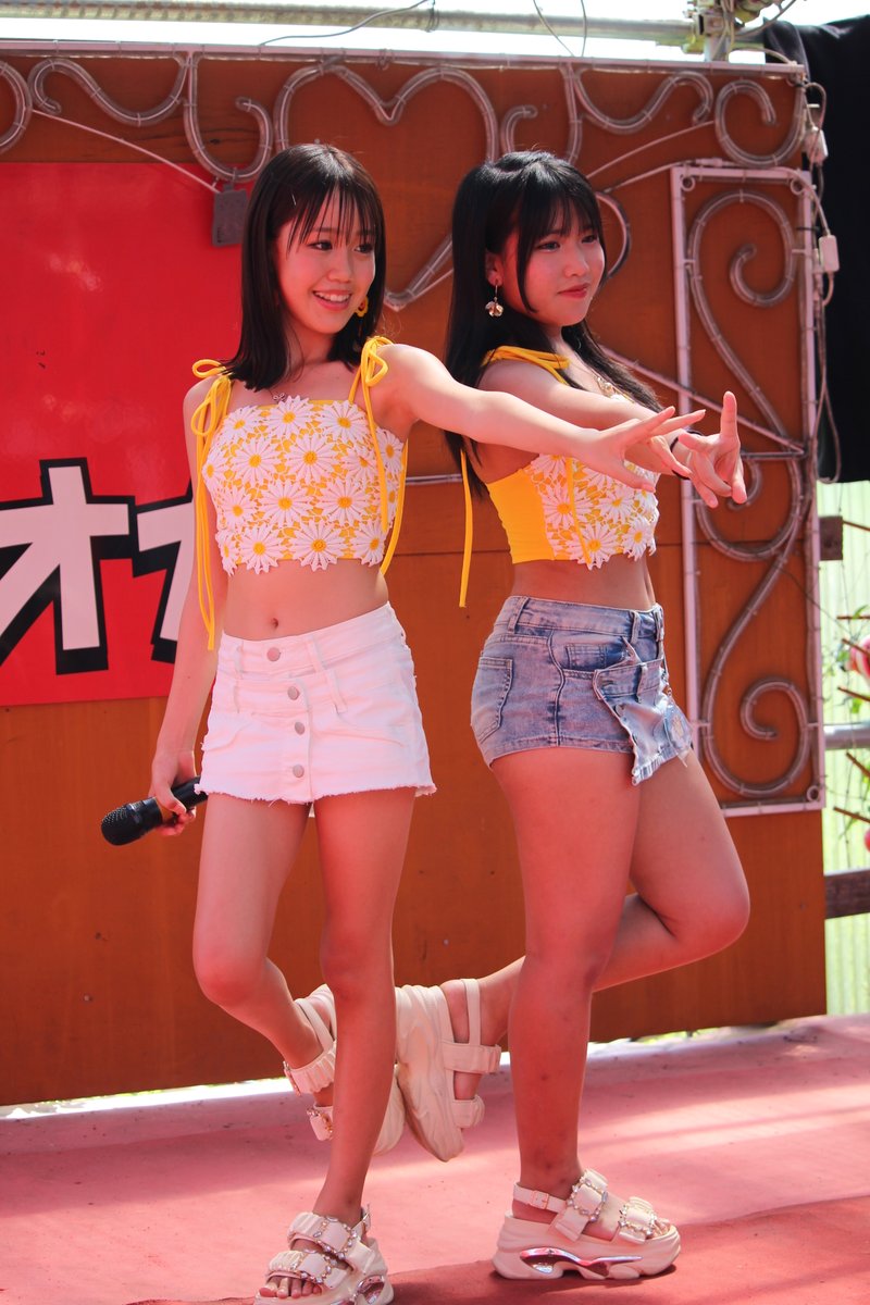 KSendai7's tweet image. 2025/8/17 #みんくす　#ひま　#もこ
やや蒸し風呂状態のなかで踊っていた　
#栃木県佐野市
#カフェジェラオカ
#ジェラオカ夏まつり