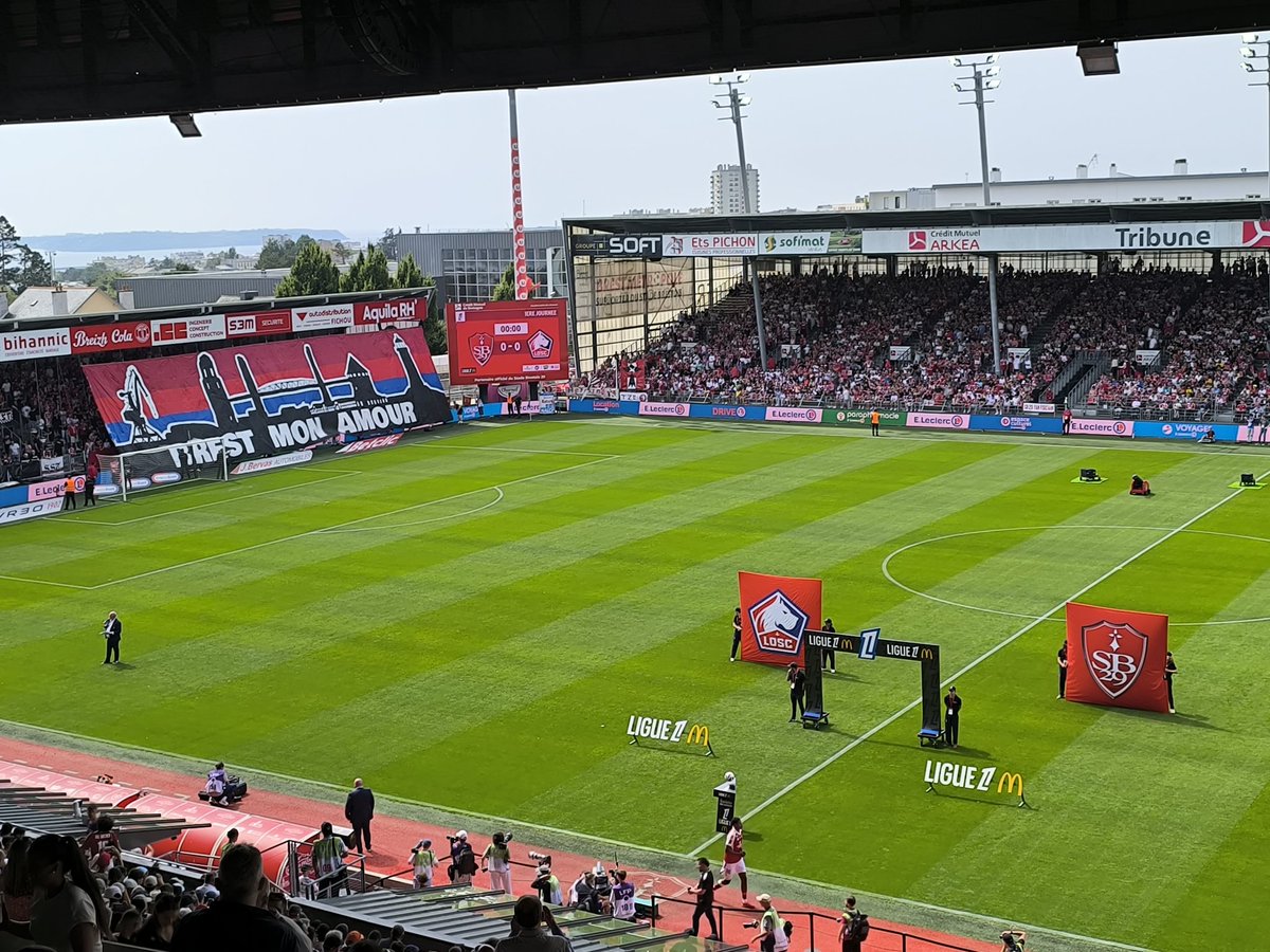 « Brest mon amour ». Le premier tifo de la saison est déployé quelques minutes avant le coup d'envoi. #SB29LOSC