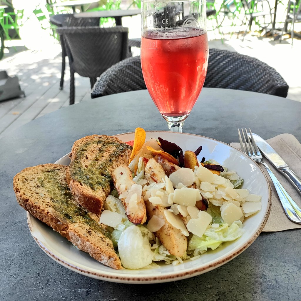 IamHula's tweet photo. Hei kaikille ja mukavaa sunnuntaita. Olen ollut liikkeellä koko päivän. Vain satunnaisesti käynyt täällä pikaisesti.
Aamupäivällä tuli käytyä lounaalla Cafe and Wine bar Olavissa. Tällä kertaa Kana
-Caesar salaattia. Lasissa sour apple juoma. #lunch #Olavi https://t.co/8uvUeZFt1b
