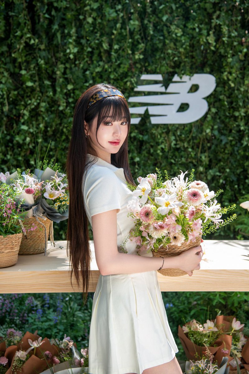 wonyoungpics's tweet image. Wonyoung for New Balance