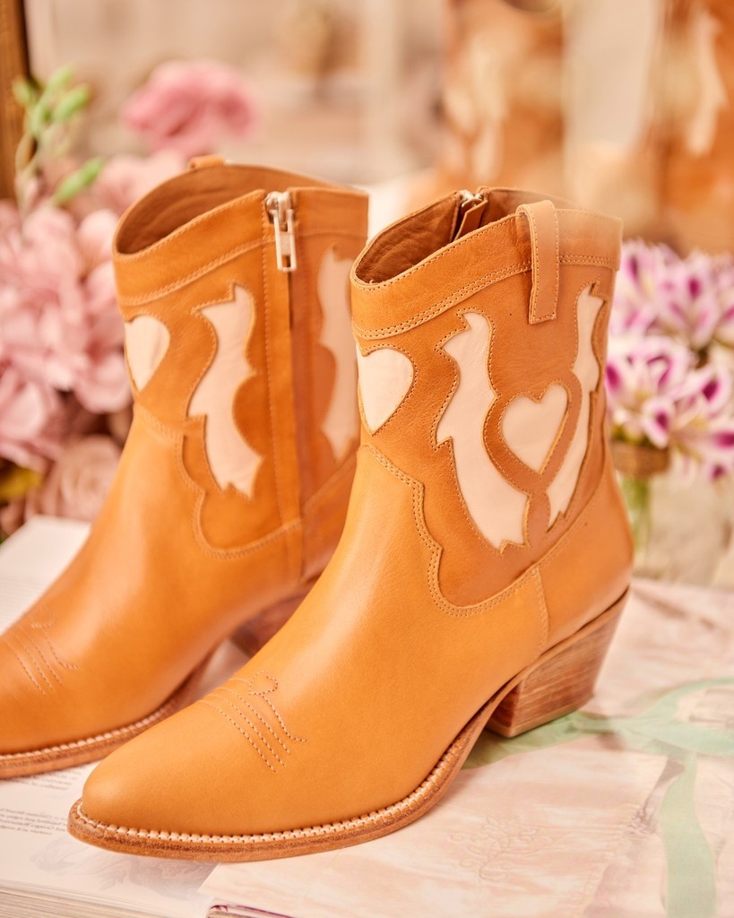 AntesMuertas's tweet photo. BOOTS EDIT 👢 Las botas más románticas te esperan con hasta 50% OFF + 6 cuotas sin interés en https://t.co/pK0w3hReNZ⁠
⁠
#AntesMuertas #Fw25 #Storyteller #BootEdit #ShoesAddiction #FinalSale #WinterVibes https://t.co/qQsFsxrqTU