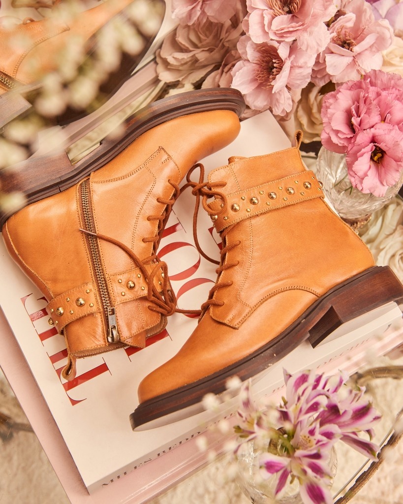 AntesMuertas's tweet photo. BOOTS EDIT 👢 Las botas más románticas te esperan con hasta 50% OFF + 6 cuotas sin interés en https://t.co/pK0w3hReNZ⁠
⁠
#AntesMuertas #Fw25 #Storyteller #BootEdit #ShoesAddiction #FinalSale #WinterVibes https://t.co/qQsFsxrqTU