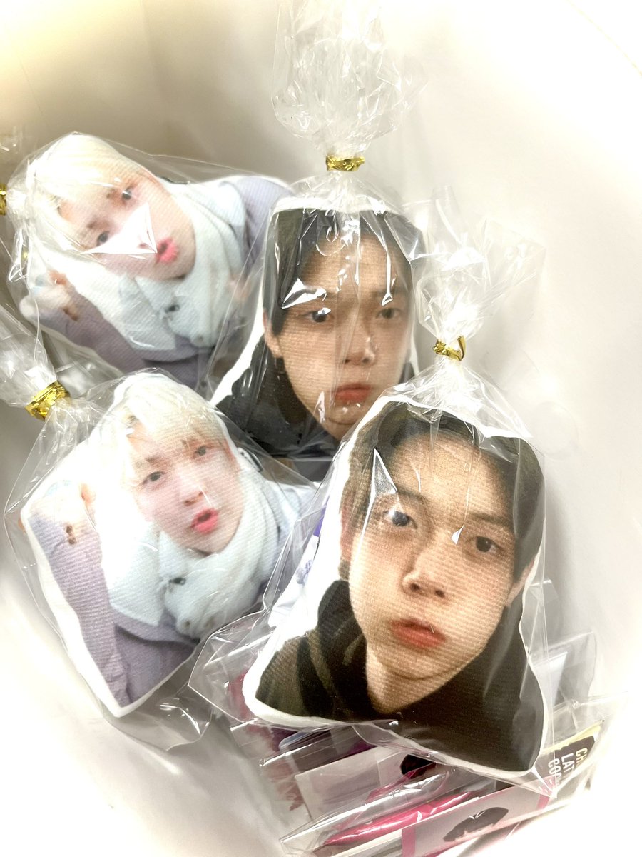 𝐓𝐗𝐓 <𝐀𝐂𝐓:𝐓𝐎𝐌𝐎𝐑𝐑𝐎𝐖> 𝐈𝐍 𝐒𝐄𝐎𝐔𝐋
 ♡작은인형/비공굿+간식♡
•날짜:8/23막콘
•수량:작은인형 7개,비공굿+간식 
           13세트 멤버별로 수량 다름 (총:20)
•장소&amp;시간:당일날 타래로
•인증:#rt+뷰스 스밍 1000회 이상
많이 참여해주세요🙏
