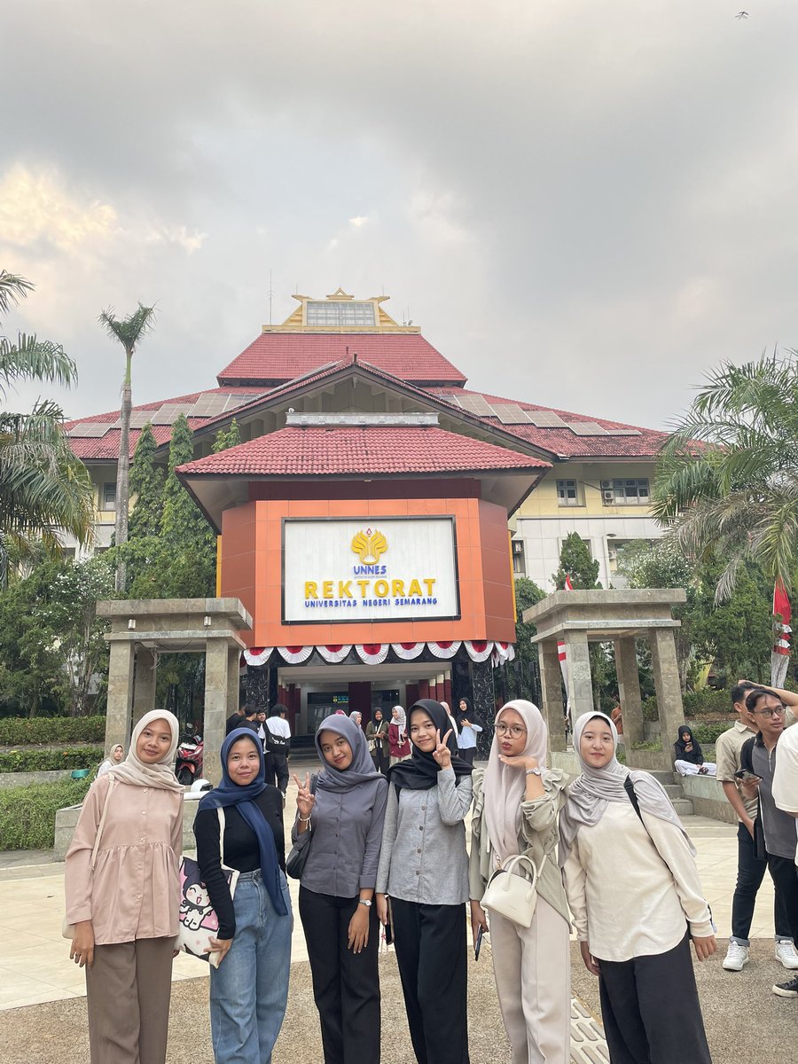 vickanafla's tweet photo. Halo, Mahesa!
Perkenalkan, saya Vicka Nafla Andrea, mahasiswa baru Program Studi Pendidikan Akuntansi, Fakultas
Ekonomika dan Bisnis, Universitas Negeri Semarang.
Di momen PKKMB UNNES 2025 ini, saya bertemu dengan teman” baru di Universitas Negeri
Semarang dari kelompok Sanur. https://t.co/3MvSrvD0pd