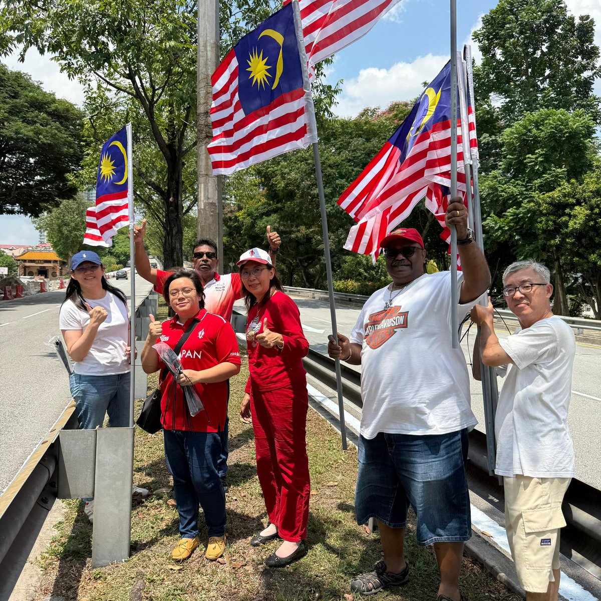 Petang ini ketua zon Majlis Perwakilan Penduduk (MPP) dan saya memacak bendera Malaysia di sepanjang Jalan Kuchai Maju dan Jalan Gembira di Kawasan Parlimen Seputeh di bawah sinaran matahari yang kuat. 

Suasana di dua jalan ini lebih ceria selepas jalur gemilang dipasangkan.