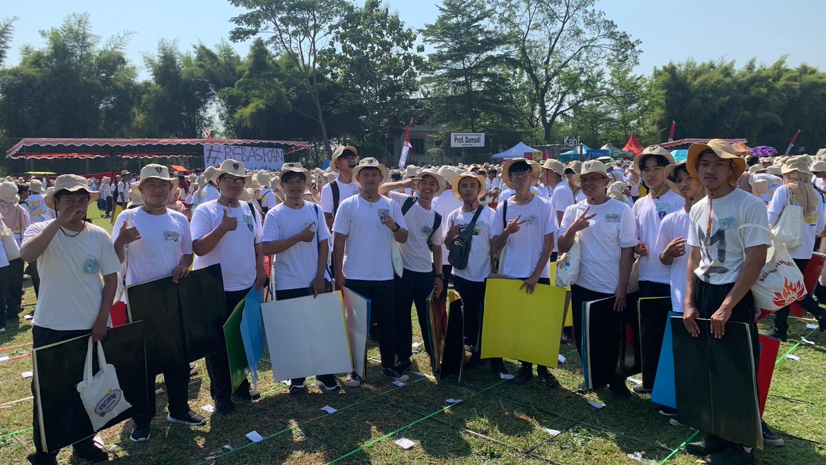 civtechss's tweet photo. Halo, Mahesa!
Perkenalkan, saya Adhyaksa Arief Wardana, mahasiswa
baru Program Studi Teknik Sipil, Fakultas
Teknik, Universitas Negeri Semarang.

Di momen PKKMB UNNES 2025 ini, saya bertemu
dengan teman-teman baru di Universitas Negeri
Semarang dari kelompok Natuna. https://t.co/tSWGCFnaOC