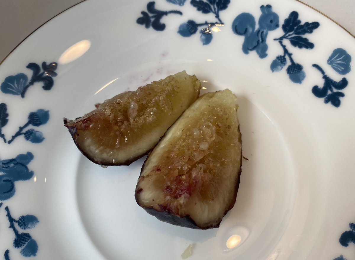 지인의 정원에서 푹 익은 무화과 한알. 꿀을 빚어놓은 것처럼 달다. 우리집 무화과나무도 매달 열매를 맺던 때가 있었는데. 지금 뭐, 행복하면 됐다. 할랑할랑 잎사귀 흔들며 잘 놀고 있음 됐지. :)