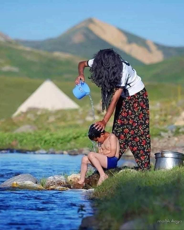 Küçükken annem; 
Yerde ekmek görünce 
'Yükseğe koy, kuşlar yer' 
derdi. 
Sevdiklerimizi hep yüksekte tuttuk,
Acaba kuşlar mı yedi…?

|| Can Yücel 🖋️