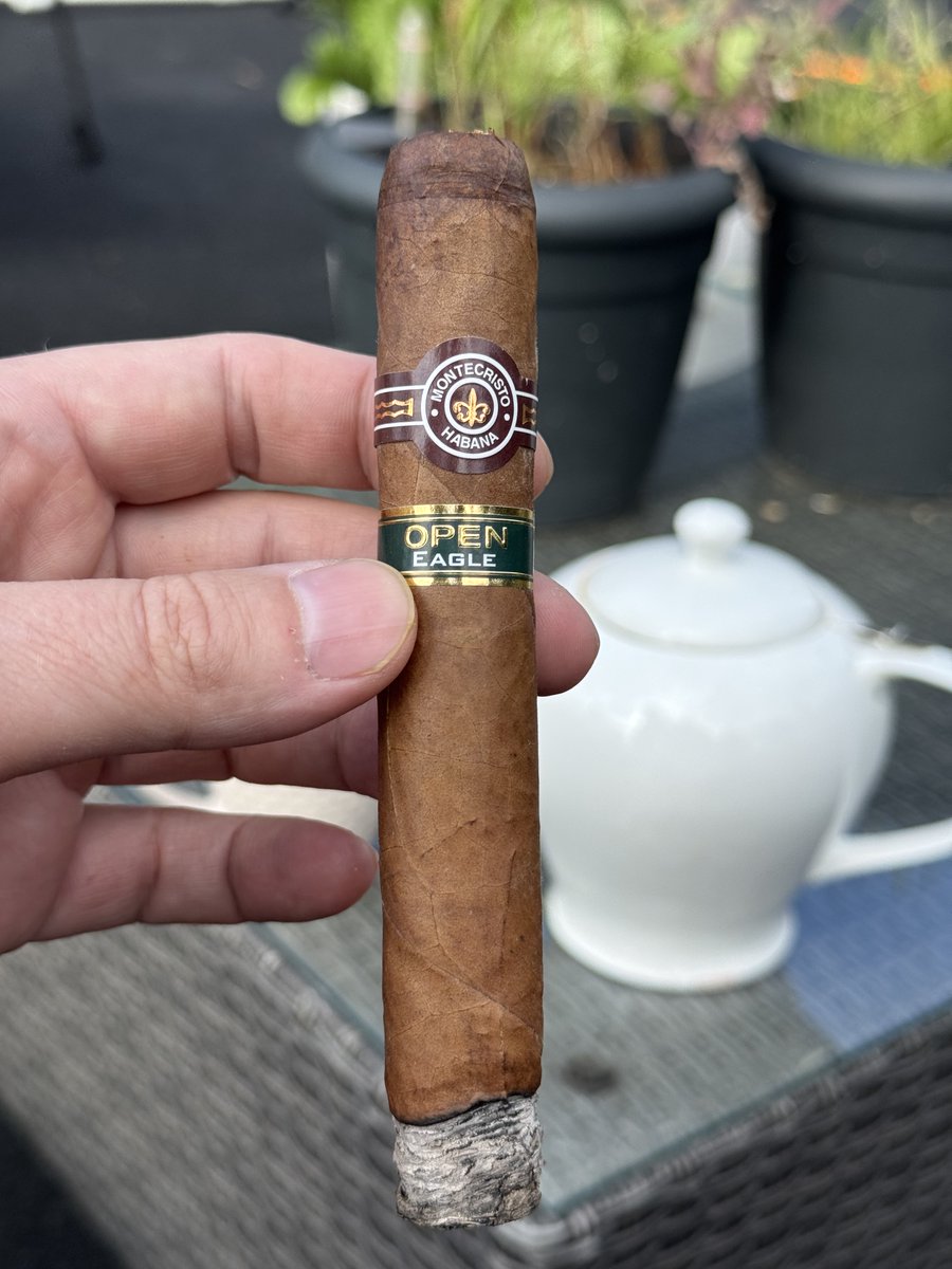 Montecristo Open Regata на катере в Казани, а дома — продолжение с Open Eagle. А порывистый московский ветер напомнил о палубе. Сигары Montecristo Open — отличный спутник для отдыха и путешествий. #Сигары #Montecristo