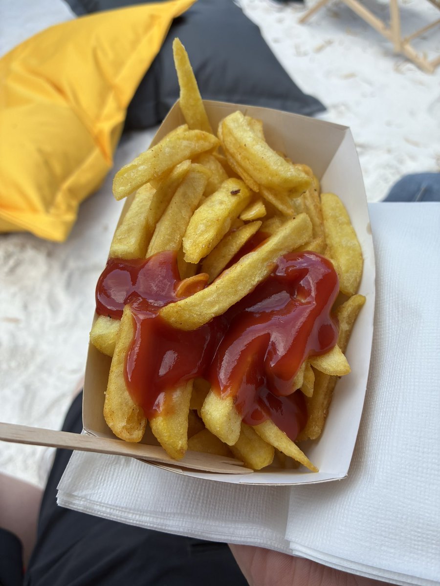 Mittagspause .Fast Schwimmbad Pommes .Lecker u Sandstrand.Mitten in der Stadt (SZ)