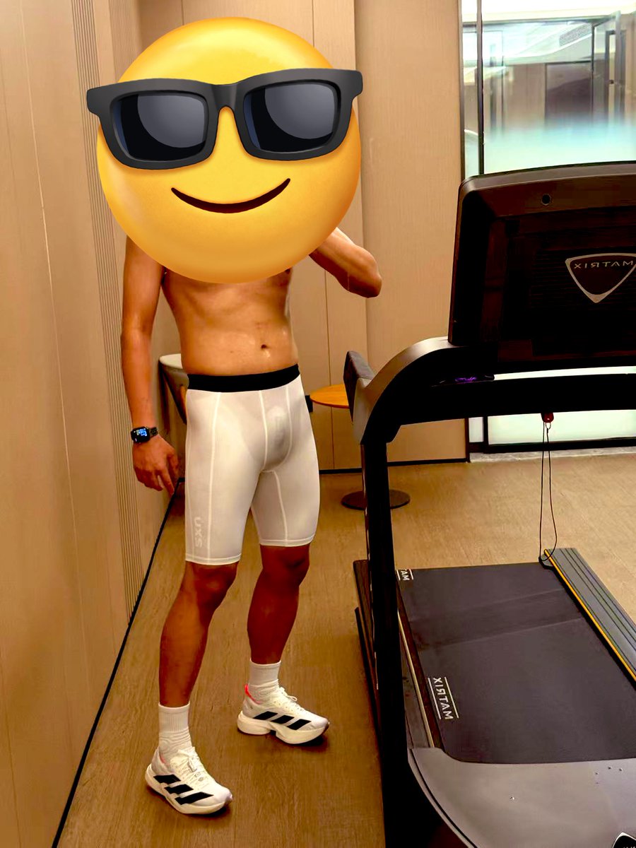 反差人夫健完身，前面湿了一滩，结果紧身裤里面的东西都显出来了。。是朝上的