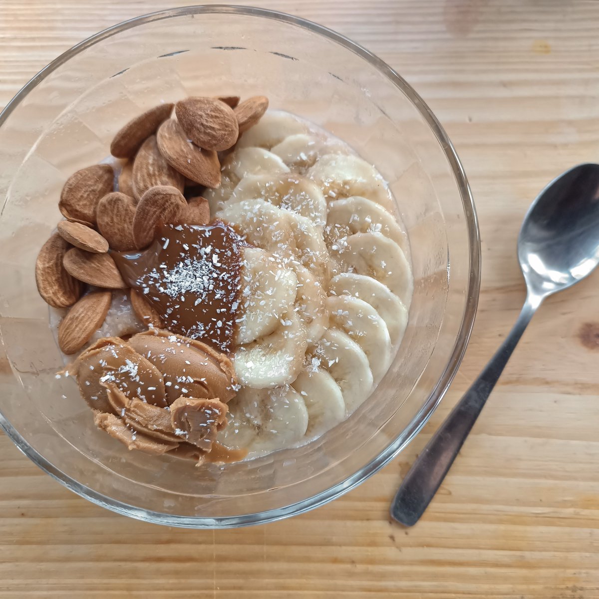 cuoritas's tweet photo. new week, new oatmeal bowl except I'm a professional meal repeater https://t.co/KyTmglf6DX