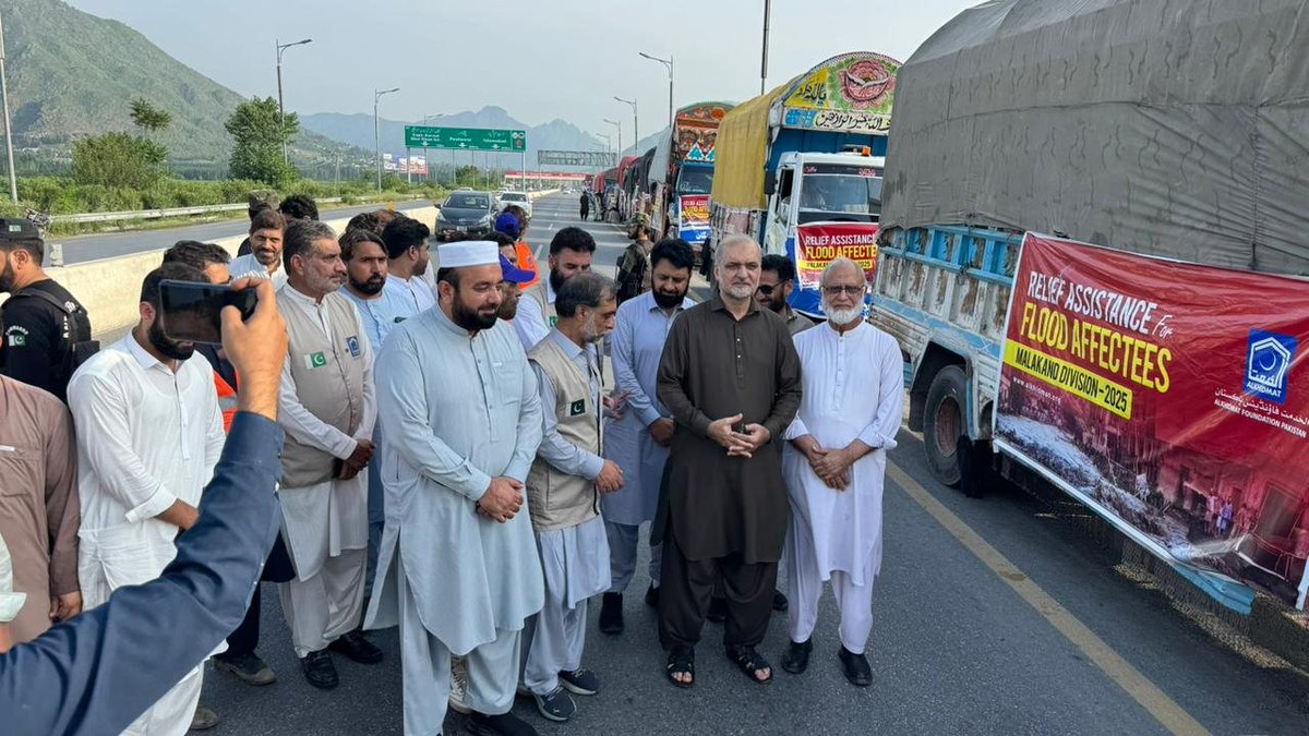 AlkhidmatOrg's tweet photo. Under the leadership of Ameer JI Hafiz Naeem ur Rehman and Alkhidmat President Dr. Hafeez ur Rehman, dozens of relief trucks departed from Chakdara for flood victims in Malakand — carrying food packs, blankets, utensils, medicines, tents and other essentials.

#AlkhidmatFloodResponse