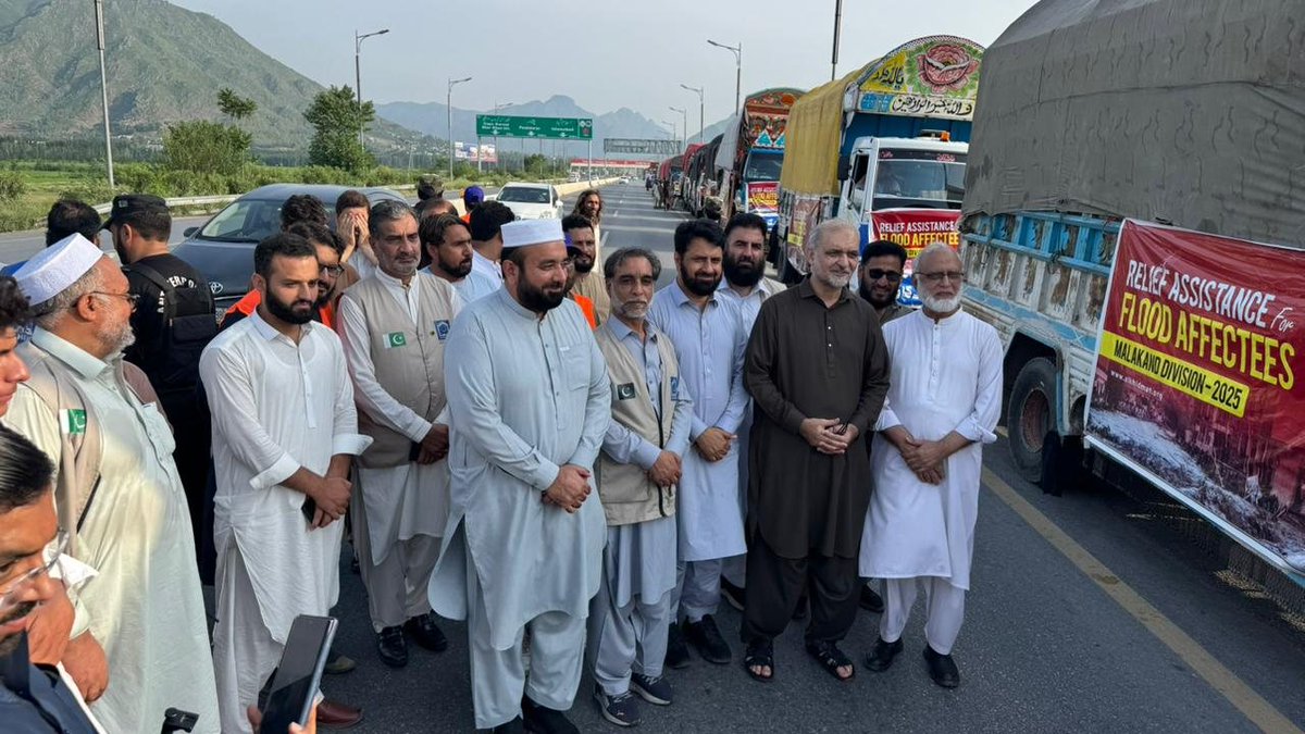 AlkhidmatOrg's tweet photo. Under the leadership of Ameer JI Hafiz Naeem ur Rehman and Alkhidmat President Dr. Hafeez ur Rehman, dozens of relief trucks departed from Chakdara for flood victims in Malakand — carrying food packs, blankets, utensils, medicines, tents and other essentials.

#AlkhidmatFloodResponse