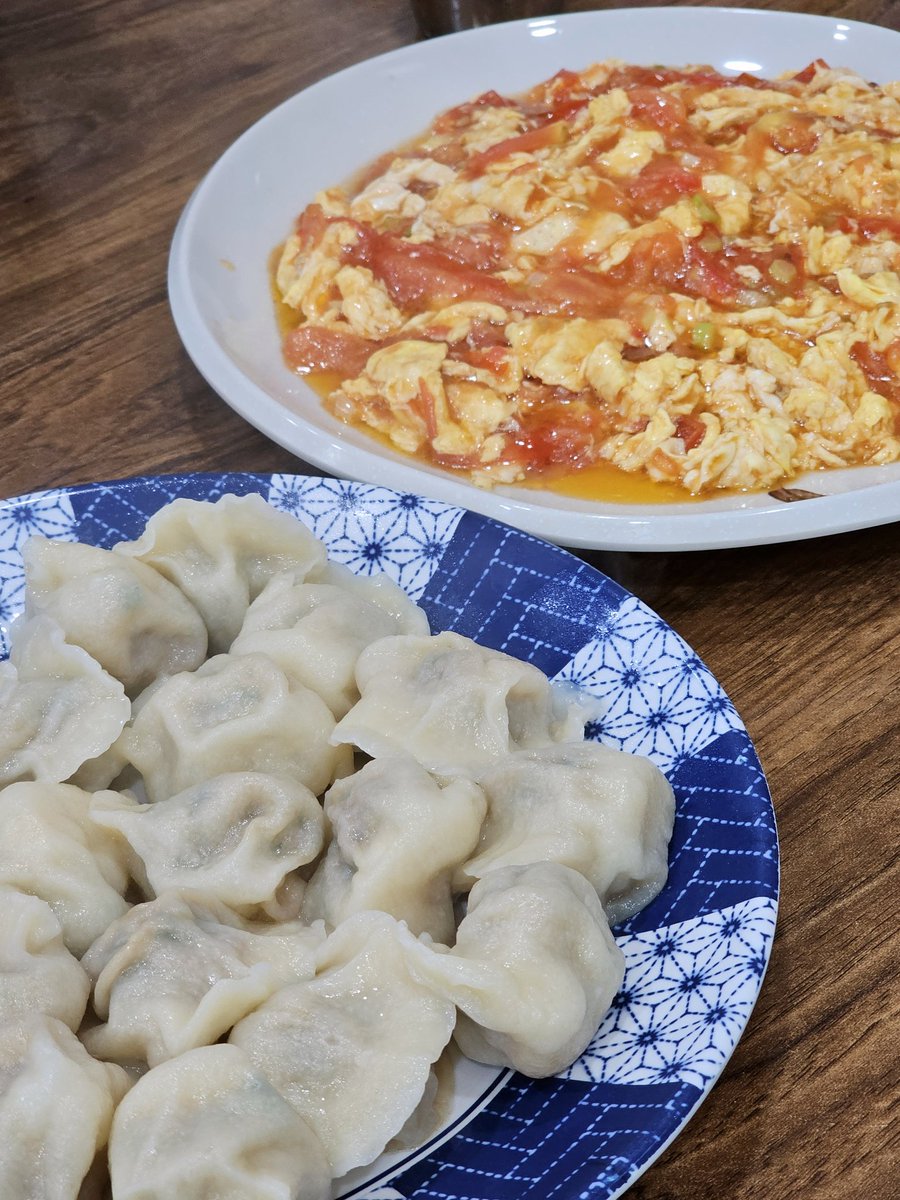 경기도 안산 <마마교자관>

육즙이 좌아악 배어나오는 만두. 만두마다 통통한 새우가 하나씩 들어 있었고(새우부추어쩌고) 부추향이 참 좋았다.
그리고 부드럽고 속 편한 토마토 달걀 볶음!! 다른 가게에서 먹은 토달볶과 비교했을 때 단맛이 덜해서 좋았다. 계속 손 가는 맛.