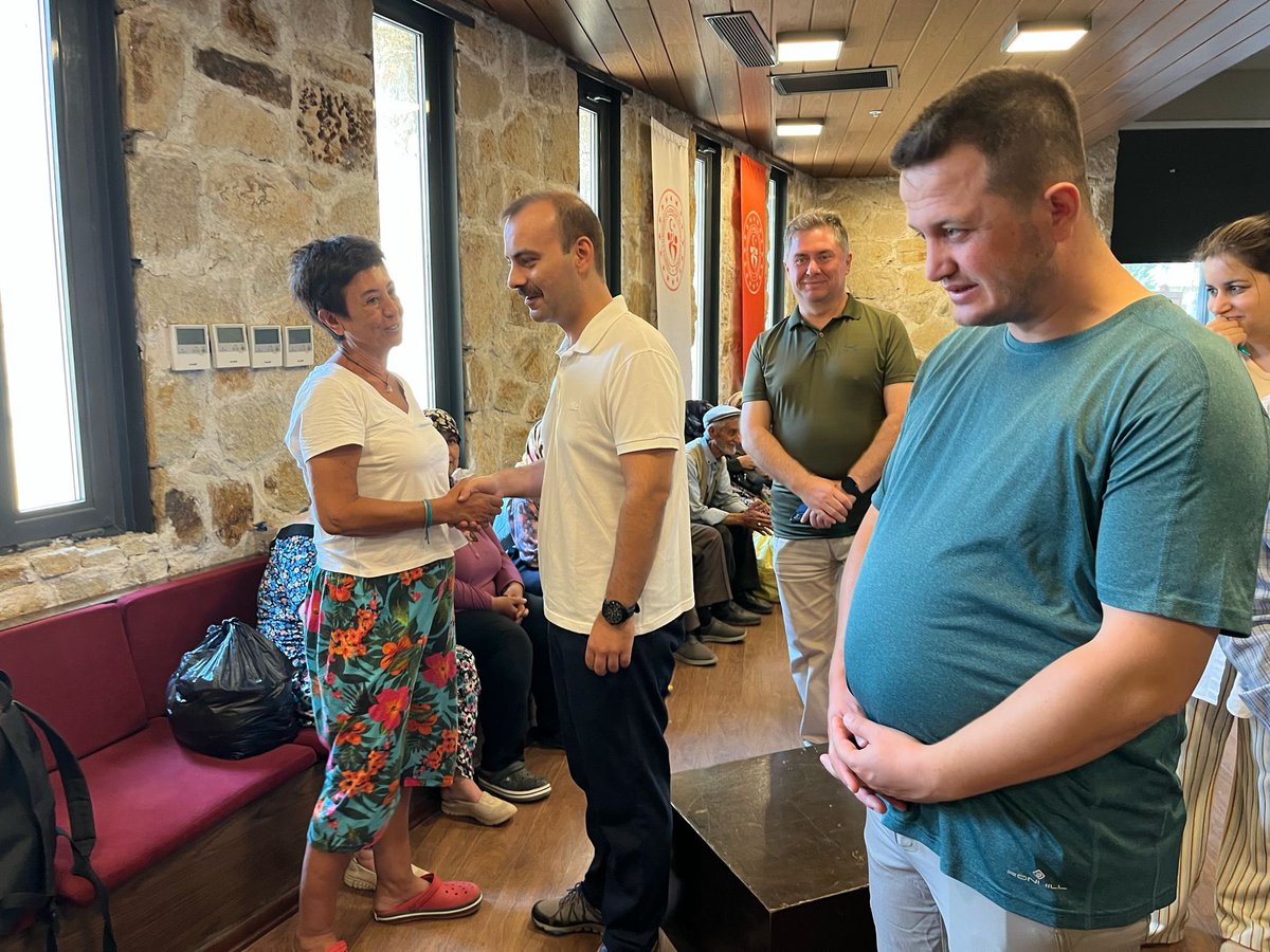 📍Eceabat Gençlik Konuk Evi Ziyareti

Kaymakamımız Kerem YENİGÜN; ilçemizde meydana gelen orman yangını nedeniyle tedbir amaçlı tahliye edilen vatandaşlarımızı, Eceabat Gençlik Konuk Evi’nde ziyaret etti.