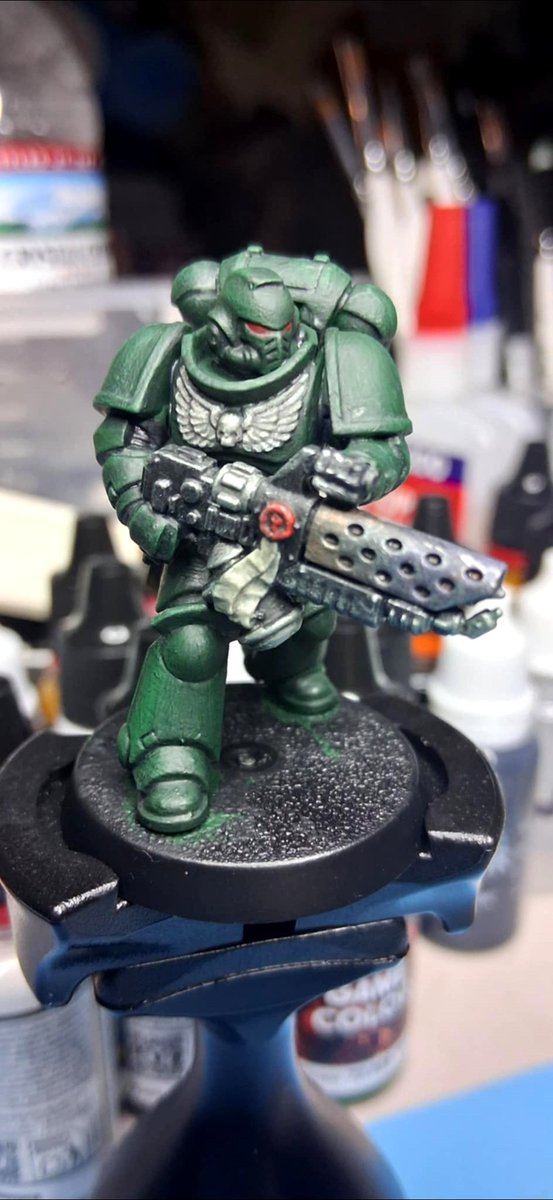 My very first Warhammer mini painted! Learned a lot and can say I'm already addicted :o

#Warhammer #warhammer40000 #miniaturepainting #darkangels
