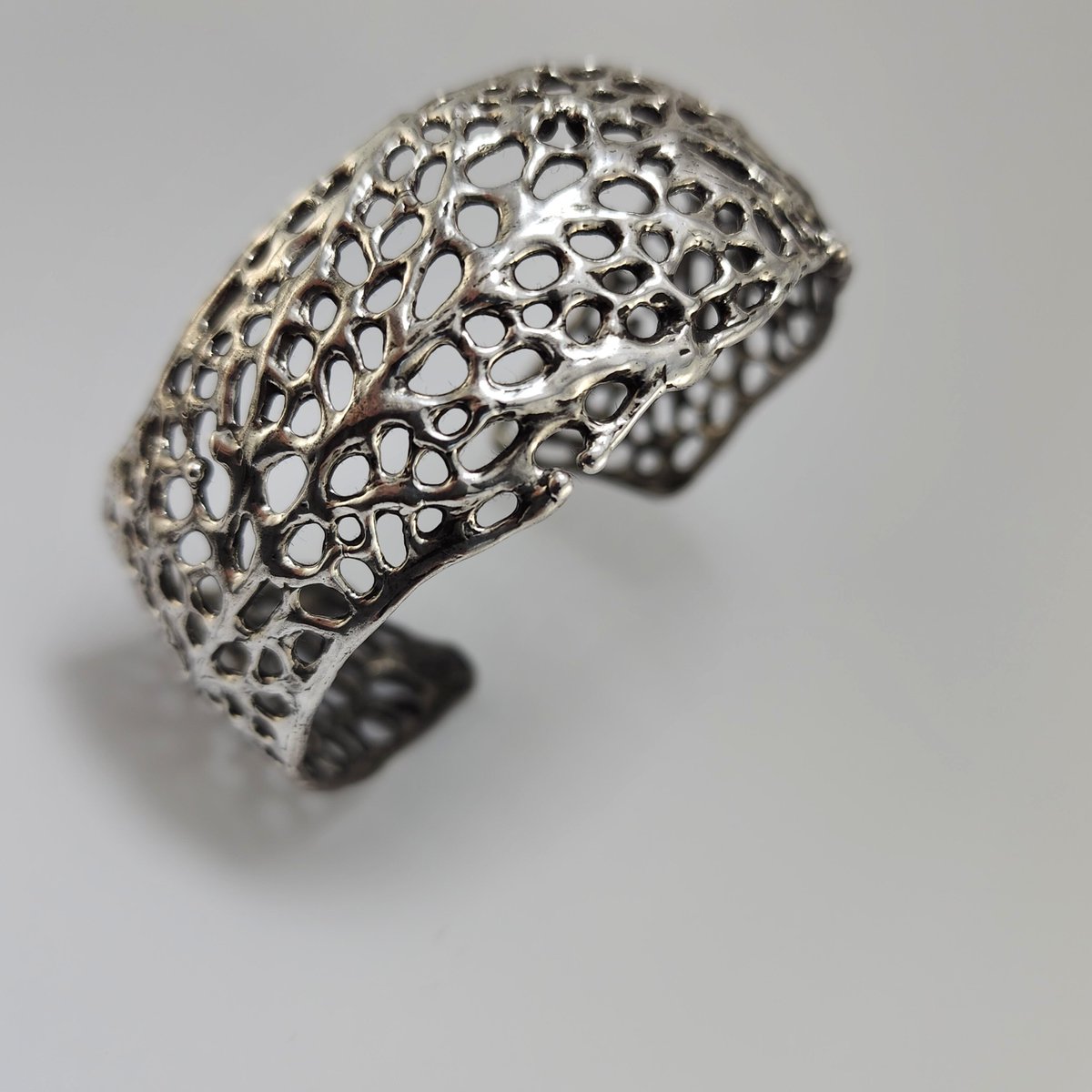 dvjewelrydsgns's tweet image. Elevate your ocean-inspired style with the Sea Fan Coral Cuff Bracelet, meticulously hand-sculpted by DV Jewelry Designs. Dive into elegance for $530. Discover beautiful craftsmanship today. #OceanJewelry #LuxuryAccessories

 Shop Now etsy.com/listing/168018…