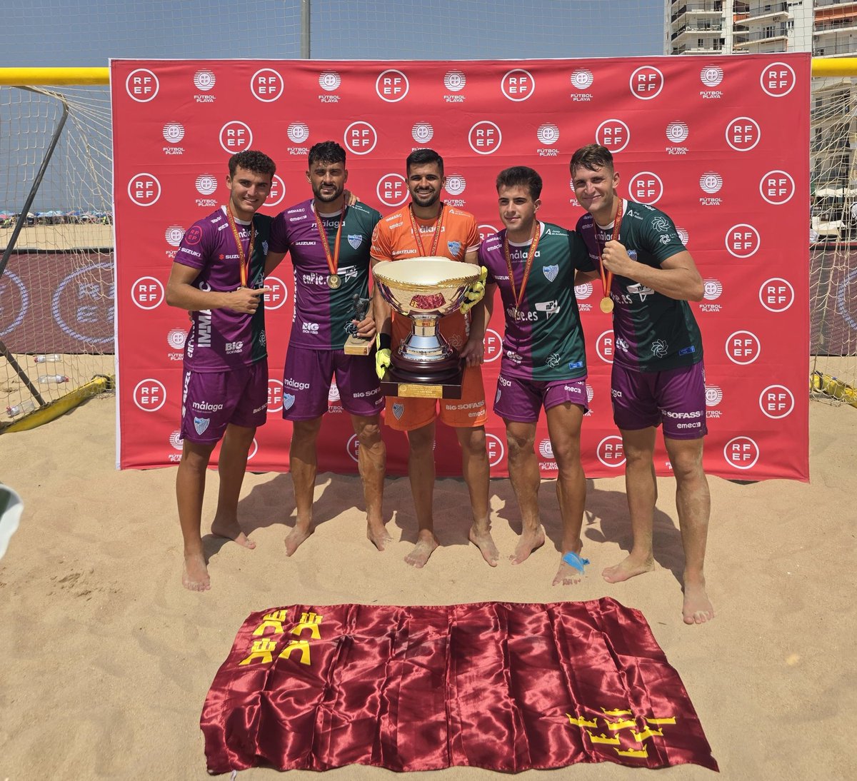 FFRM (@ffrm_es) on Twitter photo 🏆🥳 | ¡Cinco de los nuestros, CAMPEONES de Primera División 24/25 de <a href="/FutbolPlayaRFEF/">Fútbol Playa RFEF</a> con #EnPieMálaga 🥇!
🤩 <a href="/ChikyArdil/">Chiky Ardil</a> / <a href="/davidardil5/">{David. A}</a> / Roberto Galindo / Adrián Martínez / <a href="/jose_oliver_10/">Jose Oliver</a>
🥈 Pedro García, subcampeón con Fútbol Playa Huelva 👏.
¡FELICIDAAAAADES CHICOS 🫂! 🏆🥳 | ¡Cinco de los nuestros, CAMPEONES de Primera División 24/25 de <a href="/FutbolPlayaRFEF/">Fútbol Playa RFEF</a> con #EnPieMálaga 🥇!
🤩 <a href="/ChikyArdil/">Chiky Ardil</a> / <a href="/davidardil5/">{David. A}</a> / Roberto Galindo / Adrián Martínez / <a href="/jose_oliver_10/">Jose Oliver</a>
🥈 Pedro García, subcampeón con Fútbol Playa Huelva 👏.
¡FELICIDAAAAADES CHICOS 🫂!
