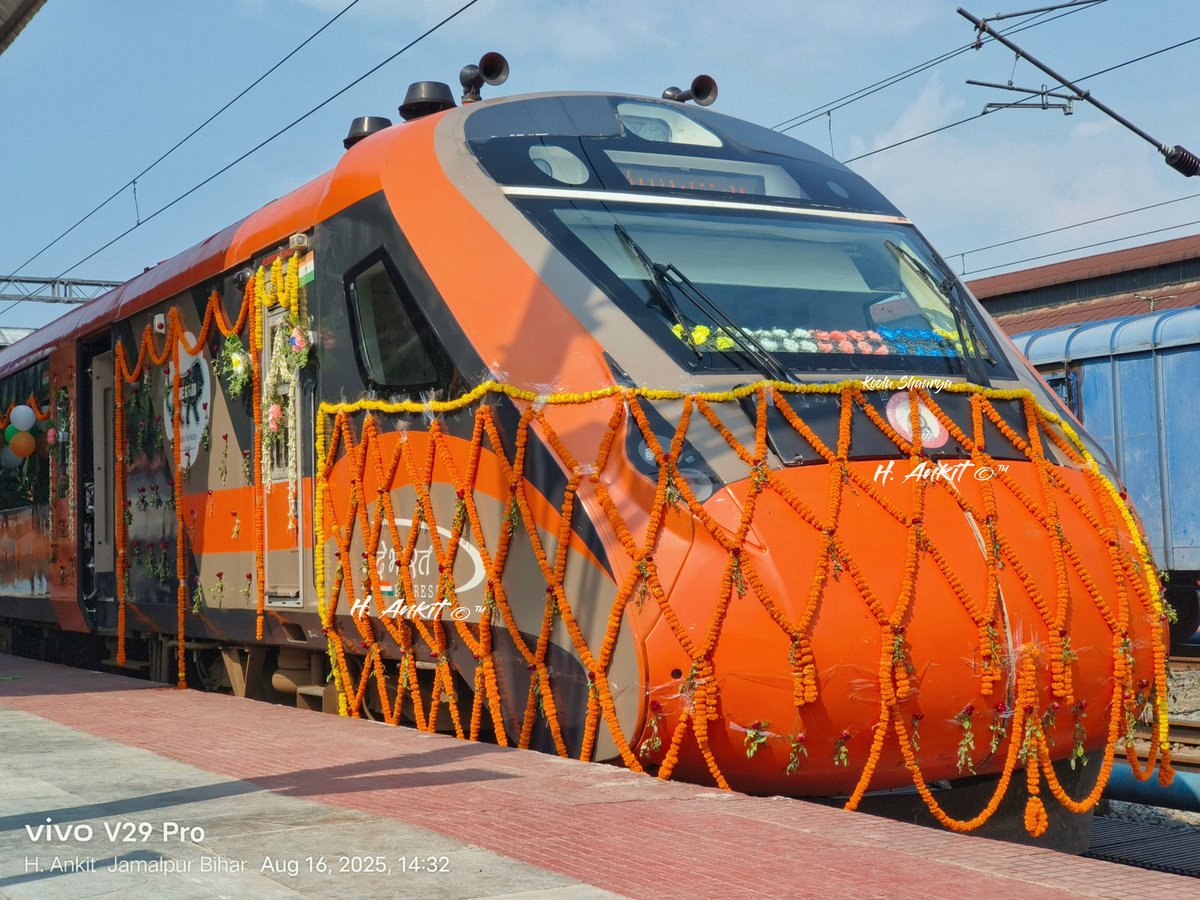 HAnkit_RF's tweet photo. A Thread Of Pics From Inauguration Ceremony Of Jamalpur - Howrah Vande Bharat Express.

Video - https://t.co/P3rQzyYYKw

@drmhowrah @drmmalda
@RailMinIndia @MungerIndex

#vandebharat #vandebharatexpress #indianrailways #train #jamalpur #jamalpurmunger

(1/n) https://t.co/ESoc2IUXtd