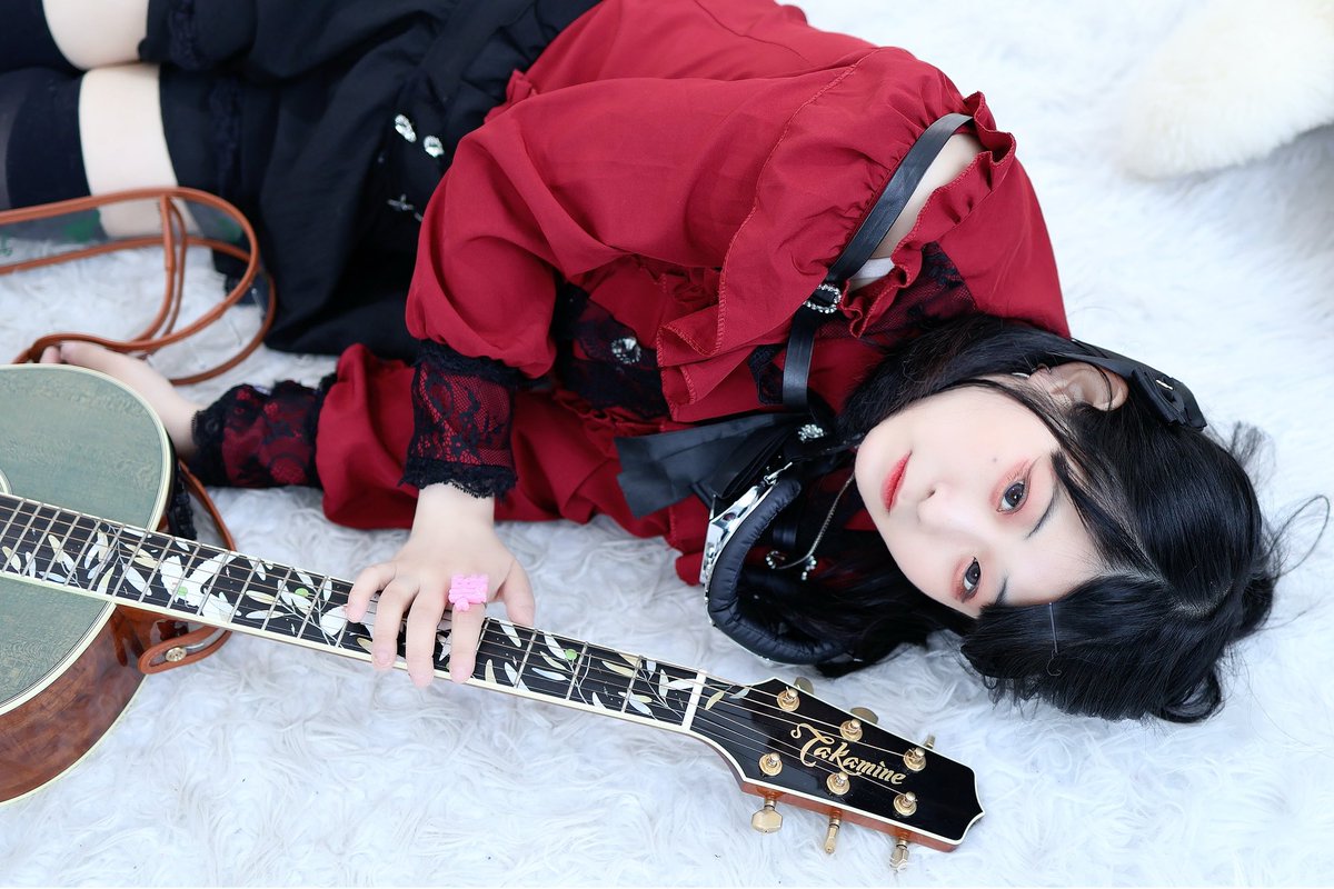 Vivi初のアー写、撮りました！𓏴🎀𓏴

名前は変わっても私の大好きなこの子とはずっと一緒です

NEW single『赤い実』2025.8.20 releaseです！
怪我しないように。この曲が貴方を突き刺そうとしてしまうから

 #シンガーソングライター  #trap 
 #edm  #DTMerさんと繋がりたい  #音楽好きと繋がりたい