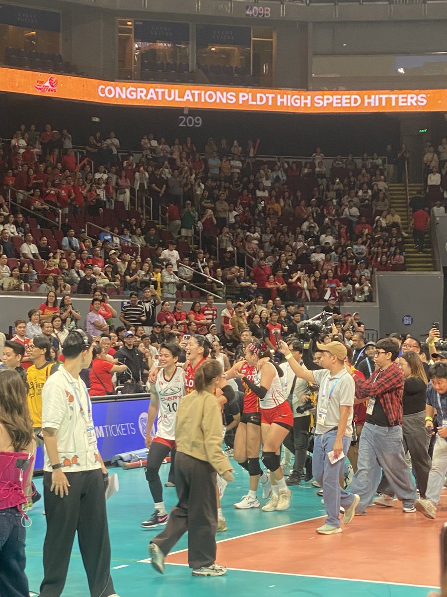 FORMER LADY SPIKERS RUSHING TO COACH RAMIL FOR A PIC 🥹🥹🥹🥹 💚🏹💚🏹