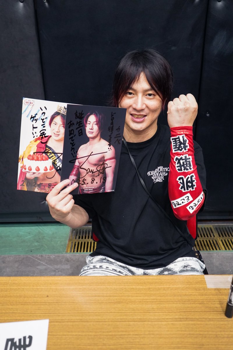 お久しぶりの、蒼馬さんでした🤲🏻

私の見た目があまりにも変わり過ぎて最初気づかれなかったW
赤髪に染めた事伝えたら「髪痛むよ！ハゲちゃうよ！」って長年の派手髪ユーザーからの意見言われて笑った

明日誕生日だけどまだあと1年ドロキ行けない🥹でも蒼馬さんドロキで待っててくれるらしいです🌝👍🏻