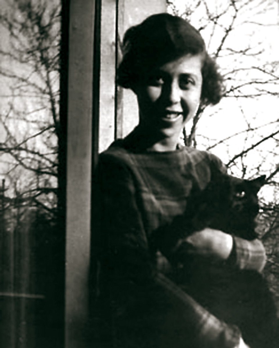 August 17, 1942 | Jewish writer Irène Némirovsky (39) dies in Auschwitz. Born under the Russian Empire and raised in France from childhood, she wrote until the day of her deportation. Her daughters safeguarded her unfinished novel Suite Française, which would be published in 2004