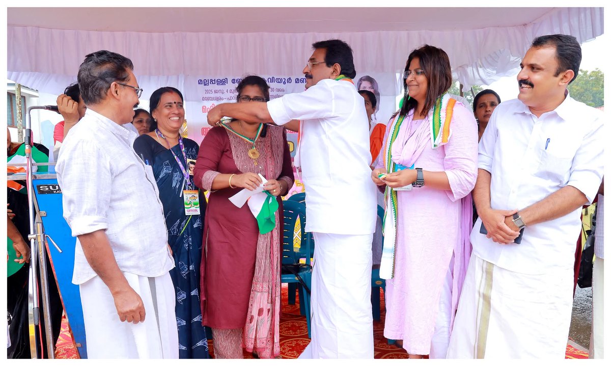 AdvJebiMather's tweet photo. Mahila Saahas Kerala Yathra at Kaviyoor Mandalam in Mallappally Block, Pathanamthitta.
The reception at Thottabhagam Junction was inaugurated by Shri. @antoantonyinc MP.

#MahilaSaahasKeralaYathra #JebiMatherMP #KPMC
#VoteChori 
#MothersAgainstDrugs https://t.co/BSGFb4xxA7