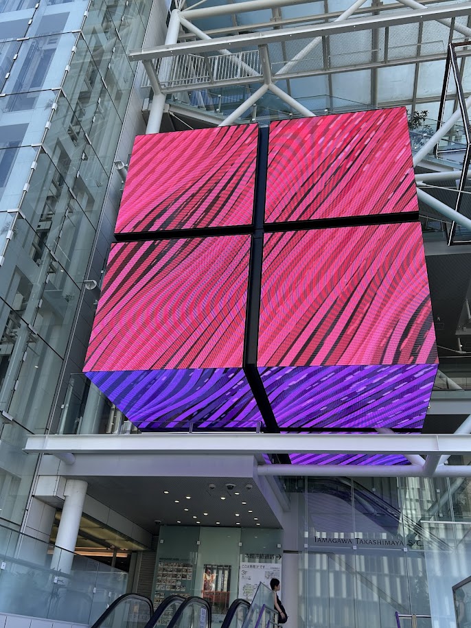 art_ogi's tweet image. Open Cubeのワークショップの成果が本日より8/31まで、玉川高島屋S・Cの３個のCubeLEDに流れます。約30分ごとに1分30秒ずつとのこと。夕方になるとCUBE3は上の方の階の透明フェンスに反射してそれも綺麗。   #OpenCube #p5js #NEORT