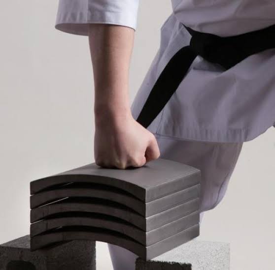 @flandrelover @HimariKTRN @YouTube 見た所種類的に空手とかで割る熨斗瓦だと思いますよ
基本的に瓦としてもハンマーで割って使う瓦で裏側に割れ目のようなものがあって割れやすく作られてるそうです
だからハンマーとか使って割ればよかったのに… 