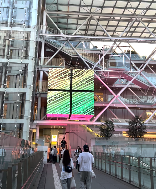 art_ogi's tweet image. Open Cubeのワークショップの成果が本日より8/31まで、玉川高島屋S・Cの３個のCubeLEDに流れます。約30分ごとに1分30秒ずつとのこと。夕方になるとCUBE3は上の方の階の透明フェンスに反射してそれも綺麗。   #OpenCube #p5js #NEORT