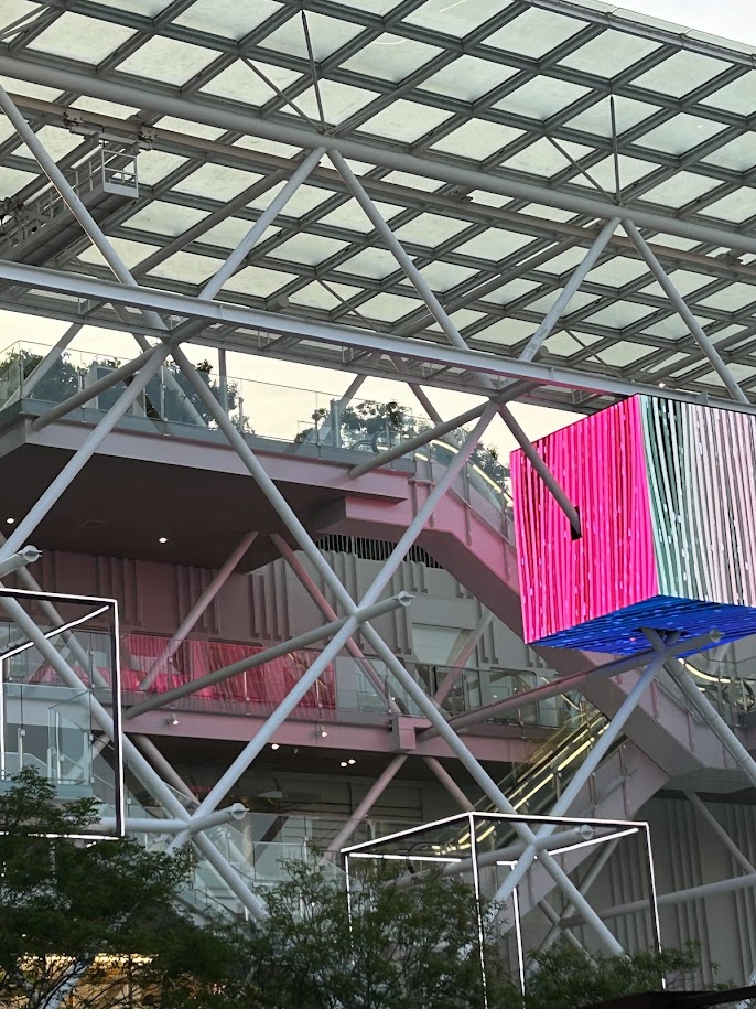 art_ogi's tweet image. Open Cubeのワークショップの成果が本日より8/31まで、玉川高島屋S・Cの３個のCubeLEDに流れます。約30分ごとに1分30秒ずつとのこと。夕方になるとCUBE3は上の方の階の透明フェンスに反射してそれも綺麗。   #OpenCube #p5js #NEORT