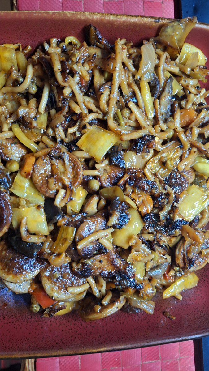 StealandMagic's tweet photo. Mahlzeit und einen schönen Sonntag gewünscht. Bei mir gibt es heute Asiatischen Bratnudeln, ein wenig aufgepeppt. https://t.co/scrH1NRN2O
