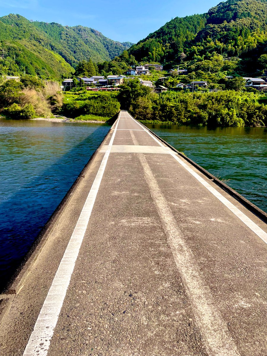 namico7171's tweet photo. 憧れの四万十川
圧倒的な夏🌲

#一人旅 https://t.co/8uaOZmWftY