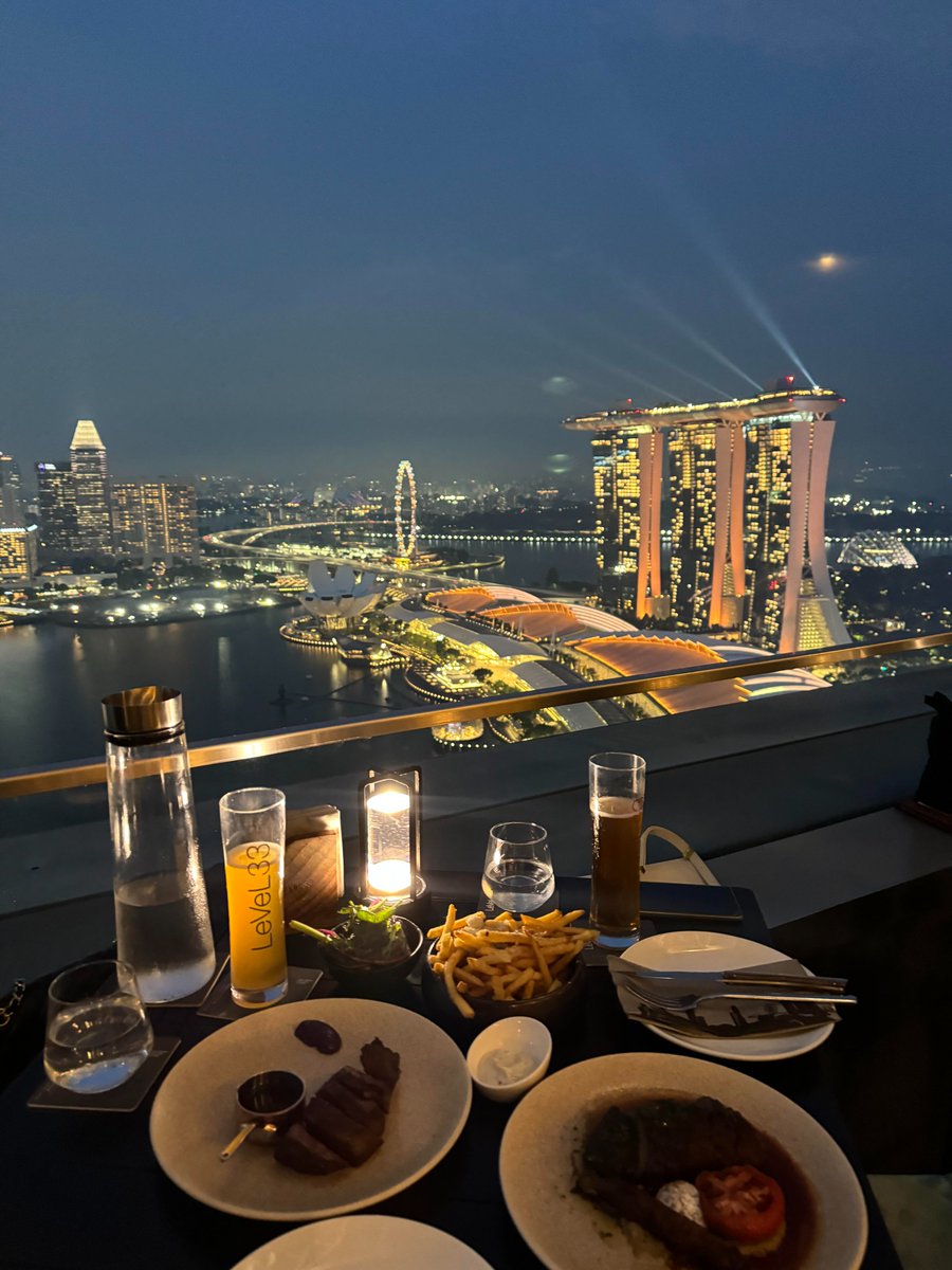 シンガポールの景色を望むレストラン「Level 33」では、比類のない夜景をお楽しみいただけます。