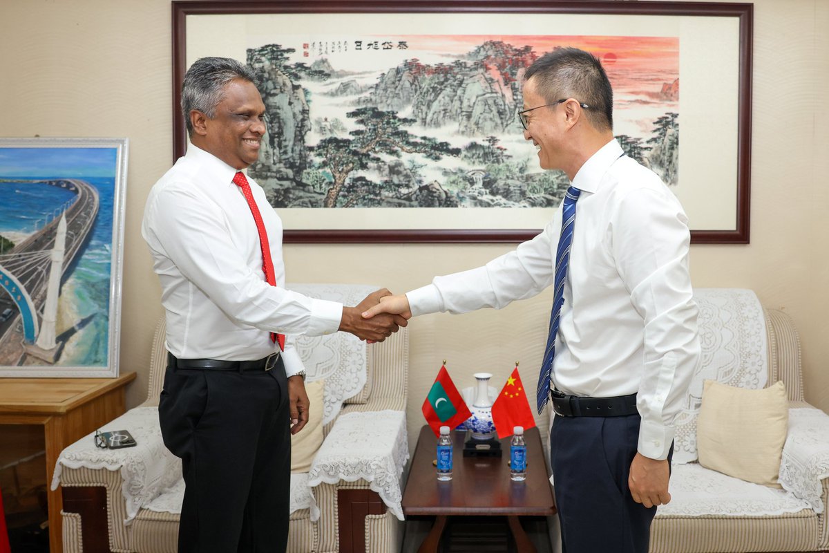MaleCitymv's tweet photo. Mayor @adamazim paid a courtesy call on H.E. Ambassador Hong Xianhua of China 🇨🇳. The meeting highlighted the close friendship between our nations and explored avenues to further cooperation for the progress of Malé City. 
@China_Amb_Mdv https://t.co/QmiTTACOHB