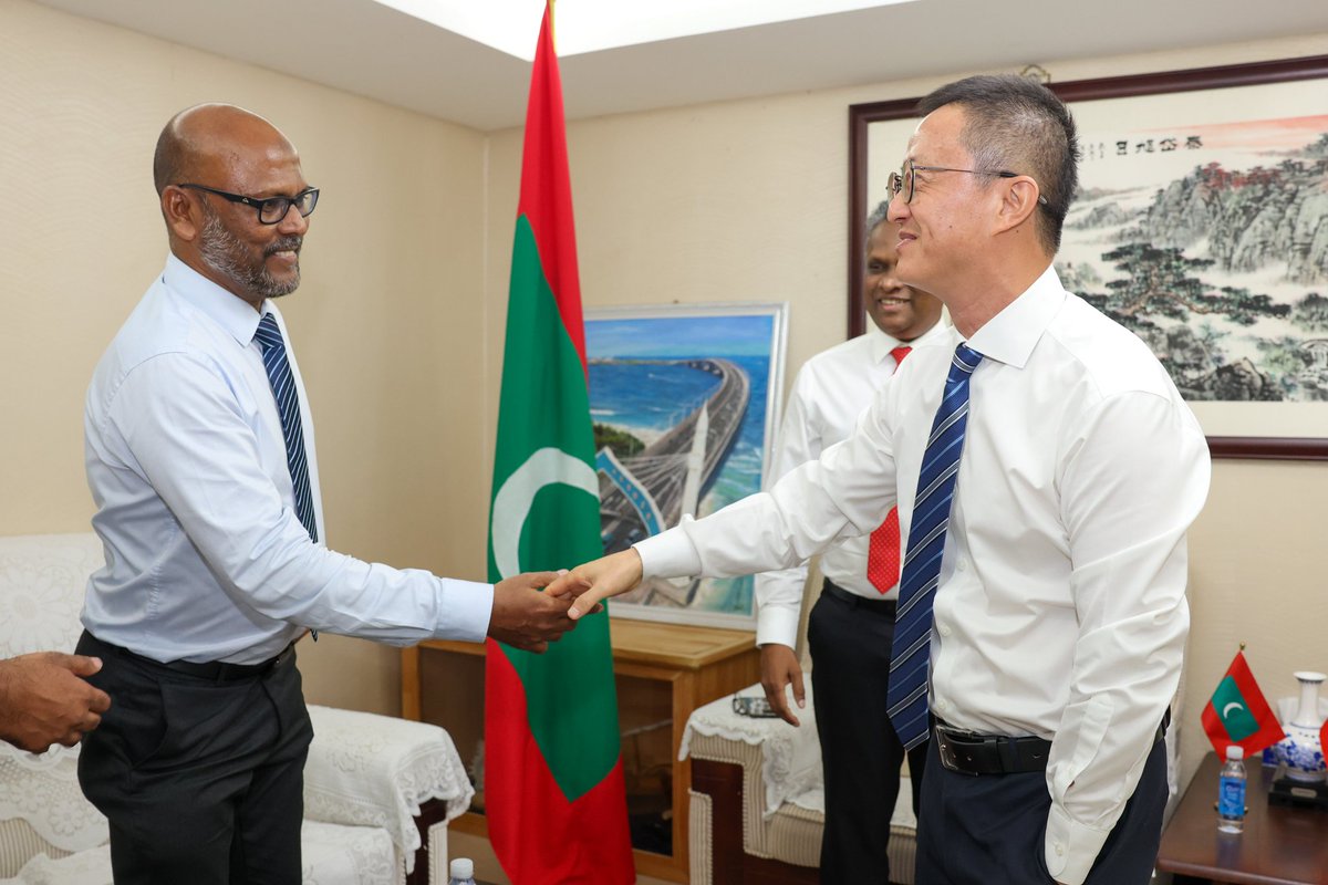 MaleCitymv's tweet photo. Mayor @adamazim paid a courtesy call on H.E. Ambassador Hong Xianhua of China 🇨🇳. The meeting highlighted the close friendship between our nations and explored avenues to further cooperation for the progress of Malé City. 
@China_Amb_Mdv https://t.co/QmiTTACOHB