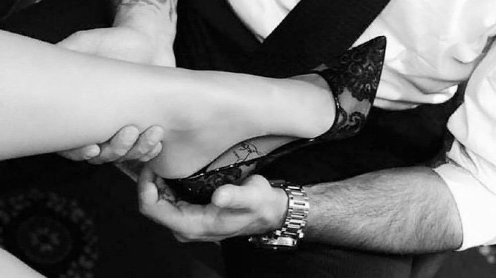 RonLorent's tweet image. tocas ese lugar en mí
donde la necesidad se mezcla con la fantasía,
donde no sé si te deseo
o si me estoy inventando nuevas formas de arder.